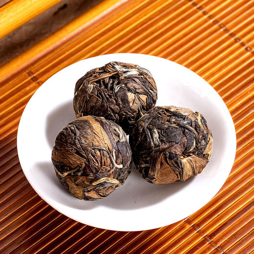 热卖中！！【东方雅意 非遗传承】 金奖龙珠白茶高端礼盒   陈香四溢  醇香甘润 国风包装 寓意吉祥 每颗独立包装30粒/盒 商品图6