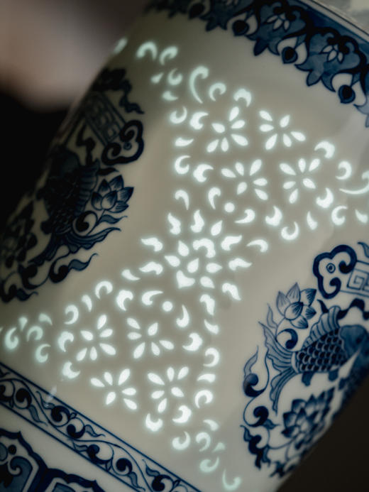 富玉 |  景德镇陶瓷花瓶中式手绘青花玲珑客厅插花高档家居摆件吉庆有余瓶 商品图3