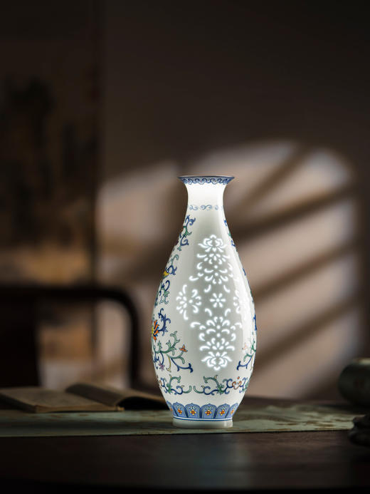 富玉 |  景德镇陶瓷花瓶中式玲珑客厅插花高档家居摆件锦蔓长春观音瓶 商品图0