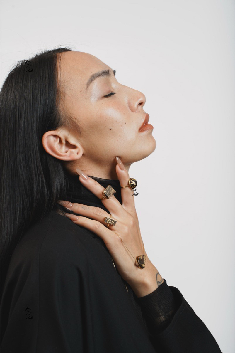 18k沉香堆金半圆形戒指