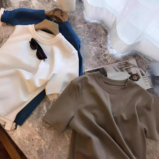 【断码清仓 无退换】原单货！极简风，2025时髦圆领宽松短袖显瘦T恤女夏显瘦设计！ 商品图1