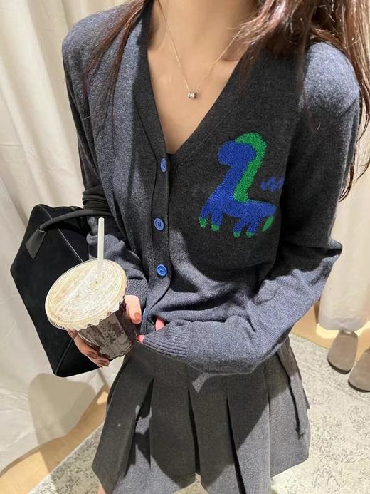 自留款力荐❗️敲减龄~~梅茵凯琳【撞色"小马驹 "针织毛衣开衫】柜上近3500+❗️❌ 工厂一手货源，低价开团   ⚠️客供羊毛混纺纱线，蓬松柔软，贴身不扎~ 商品图11