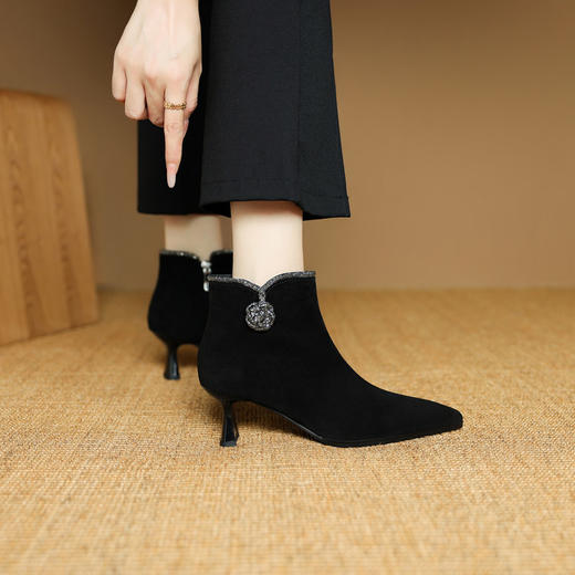 【预售5天】新款尖头细跟高跟短靴女时尚百搭显瘦水钻侧拉链瘦瘦靴马丁靴DB&M6583 商品图4