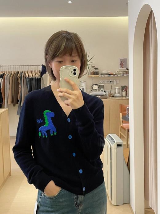 自留款力荐❗️敲减龄~~梅茵凯琳【撞色"小马驹 "针织毛衣开衫】柜上近3500+❗️❌ 工厂一手货源，低价开团   ⚠️客供羊毛混纺纱线，蓬松柔软，贴身不扎~ 商品图2