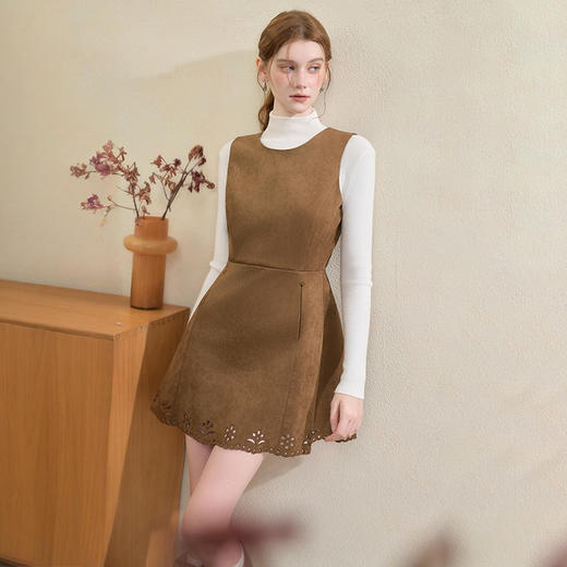 西遇复古柔雾感麂皮背心裙女秋季镂空花边收腰显瘦连衣裙短裙V3455240 商品图3