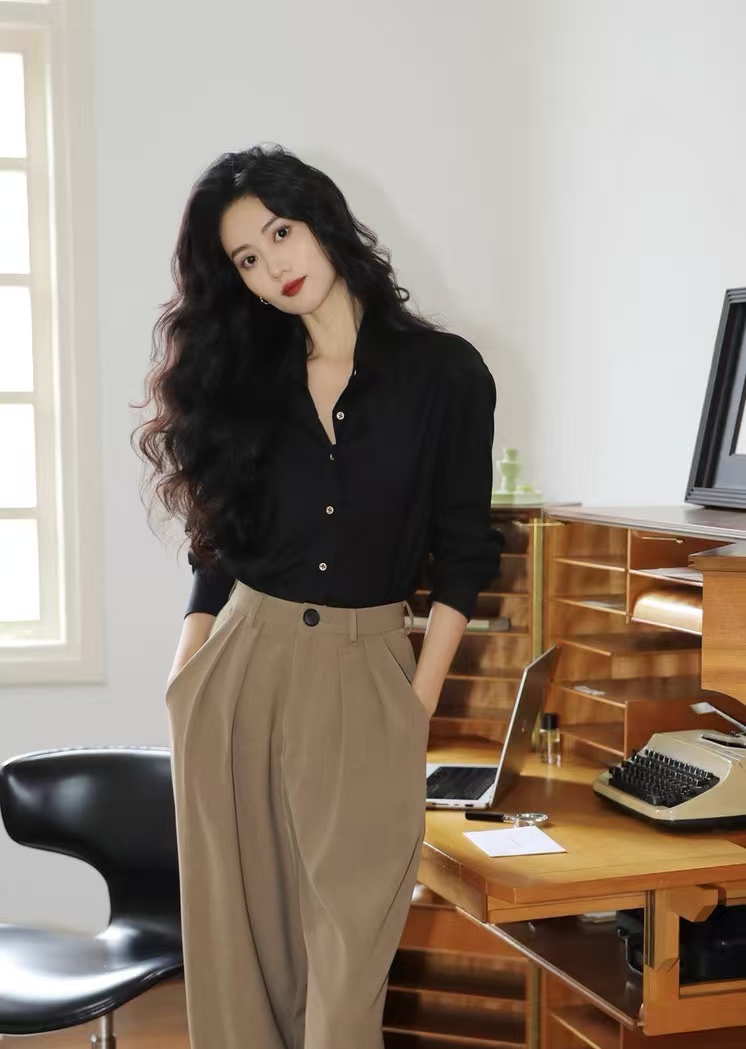 精炼莫代尔棉黑与金黑衬衫