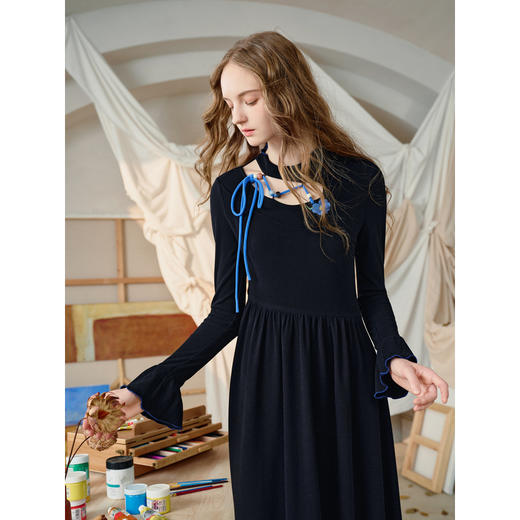 两三事梵高文艺 柔溺思绪 2025冬季新款立体花镂空串珠绑带连衣裙 商品图3