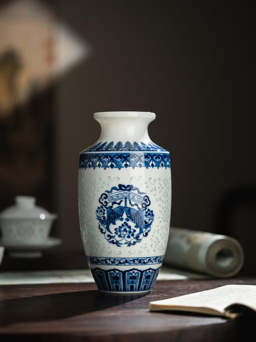 富玉 |  景德镇陶瓷花瓶中式手绘青花玲珑客厅插花高档家居摆件吉庆有余瓶 商品图1