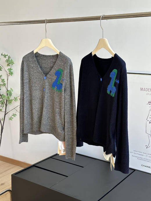 自留款力荐❗️敲减龄~~梅茵凯琳【撞色"小马驹 "针织毛衣开衫】柜上近3500+❗️❌ 工厂一手货源，低价开团   ⚠️客供羊毛混纺纱线，蓬松柔软，贴身不扎~ 商品图4