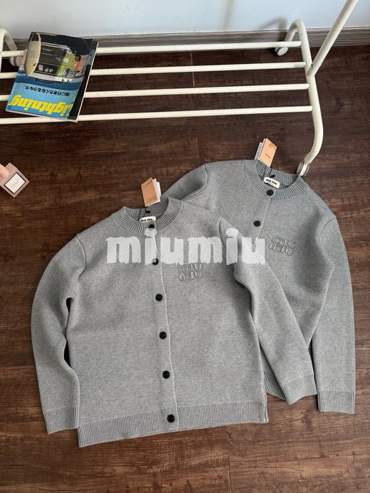 缪缪25新款纯色LOGO贴布绣单排扣羊毛混纺圆领针织开衫 商品图4