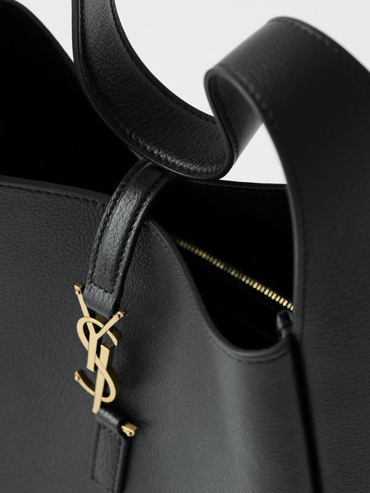 GZ241预售中-圣罗兰 YSL LE5A7金色logo钩扣开合 柔软粒面牛皮 Hobo流浪包手提单肩包 小号 商品图3