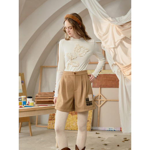 两三事梵高文艺尘光叠宙2025冬季新款复古贴布绣花毛呢高腰短裤女 商品图1