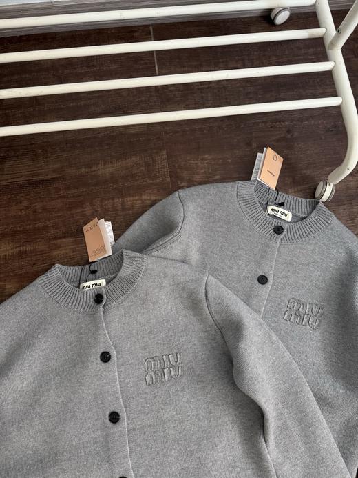 缪缪25新款纯色LOGO贴布绣单排扣羊毛混纺圆领针织开衫 商品图5