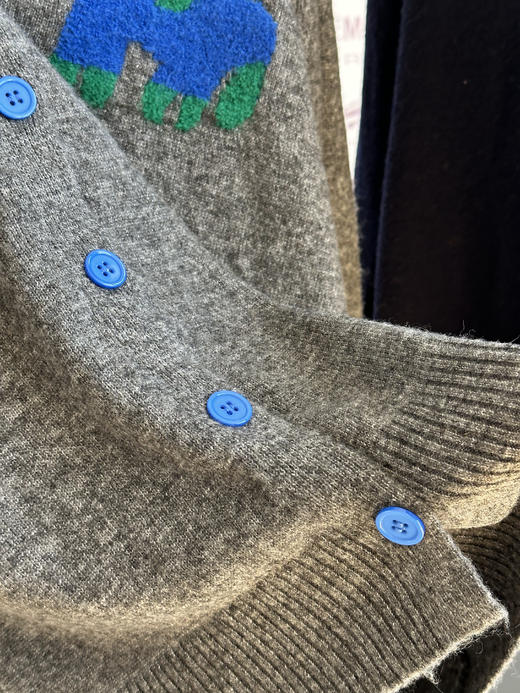 自留款力荐❗️敲减龄~~梅茵凯琳【撞色"小马驹 "针织毛衣开衫】柜上近3500+❗️❌ 工厂一手货源，低价开团   ⚠️客供羊毛混纺纱线，蓬松柔软，贴身不扎~ 商品图7