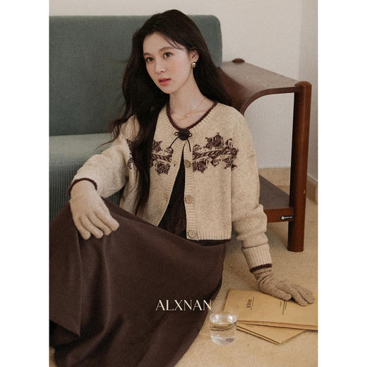 【6折秒杀】鹿向南「格调书室」燕麦色复古长袖毛衣女早秋高级感小众短款上衣L58055 商品图1