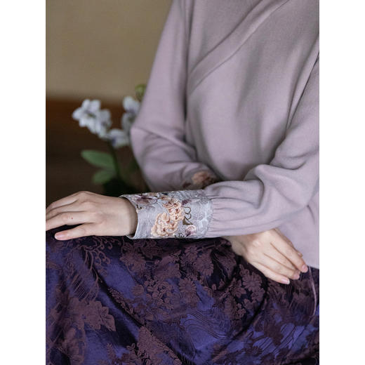 牧衣游原创 机绣绒感T恤女冬季新款柔软亲肤保暖百搭V领上衣 苏格 商品图2