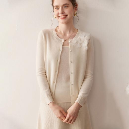 「高货qj」全新升级【铂金会员367/天猫499/差价132】(11531)洛诗琳重工珍珠刺绣花朵羊绒衫2025秋冬气质提花针织开衫女 商品图1