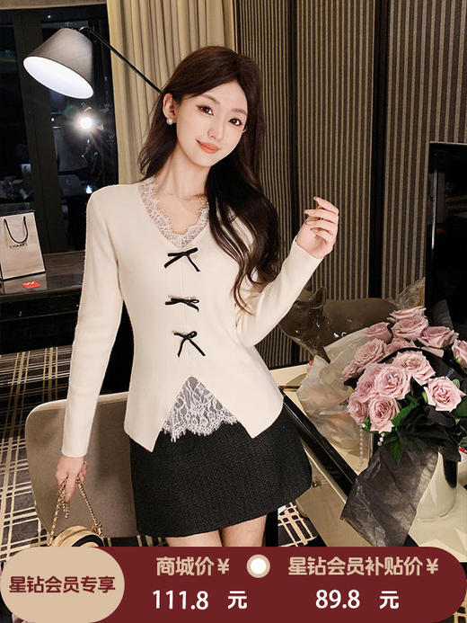 张心子【甜心赴约
】V领蕾丝拼接百搭温柔针织衫上衣 U2510001 商品图0