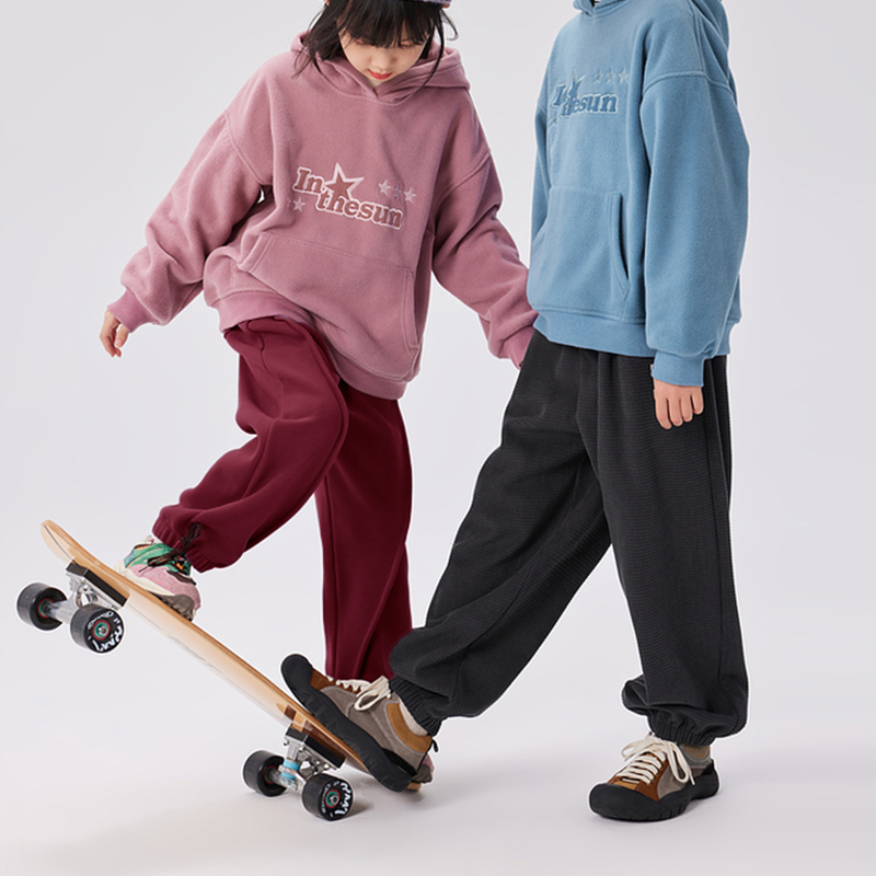 【保暖服饰丨特妮娜 亲子加绒防风裤】选用高密度防风面料，内里加绒加厚，可从容应对多变天气，上身挺括有型，适合多场景穿搭，还是亲子款喔