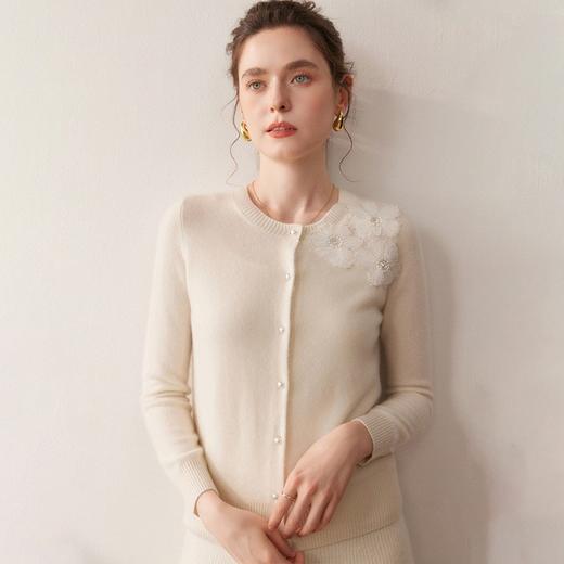 「高货qj」全新升级【铂金会员367/天猫499/差价132】(11531)洛诗琳重工珍珠刺绣花朵羊绒衫2025秋冬气质提花针织开衫女 商品图2