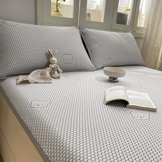 【‍海棠春 凉感豆豆凉席三件套】高克重凉感面料 提花工艺色泽温柔 折叠不变形 3D按摩抚触 收纳方便精美袋装 商品图1