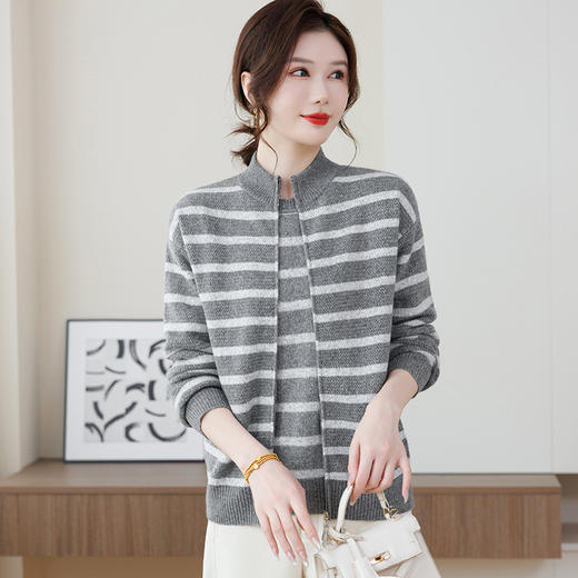 D5—25632025新款妈妈秋装针织外套上衣中老年女春秋毛衣时尚开衫两件套装 商品图2