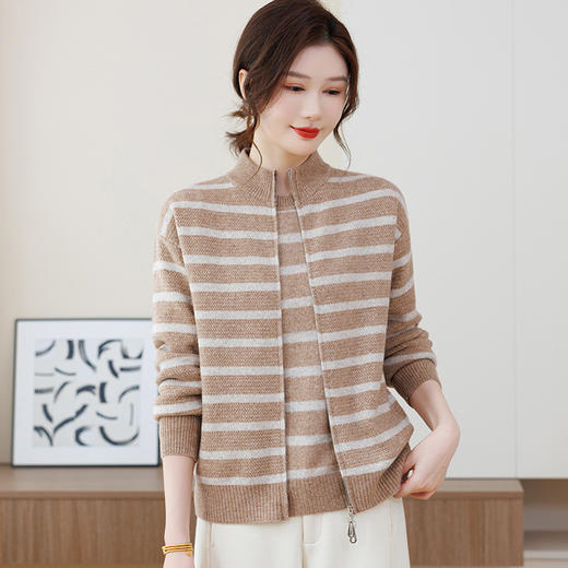 D5—25632025新款妈妈秋装针织外套上衣中老年女春秋毛衣时尚开衫两件套装 商品图3