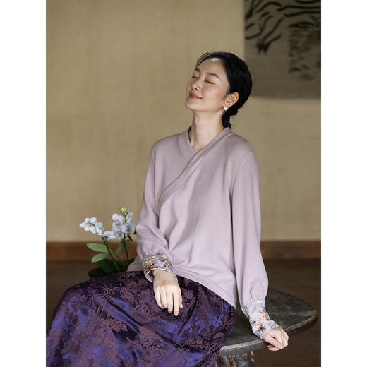 牧衣游原创 机绣绒感T恤女冬季新款柔软亲肤保暖百搭V领上衣 苏格 商品图3