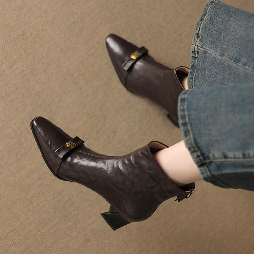 【预售5天】头层羊皮方头复古棕色山茶花小金扣瘦瘦靴真皮加绒女粗跟气质短靴DS&1910 商品图2