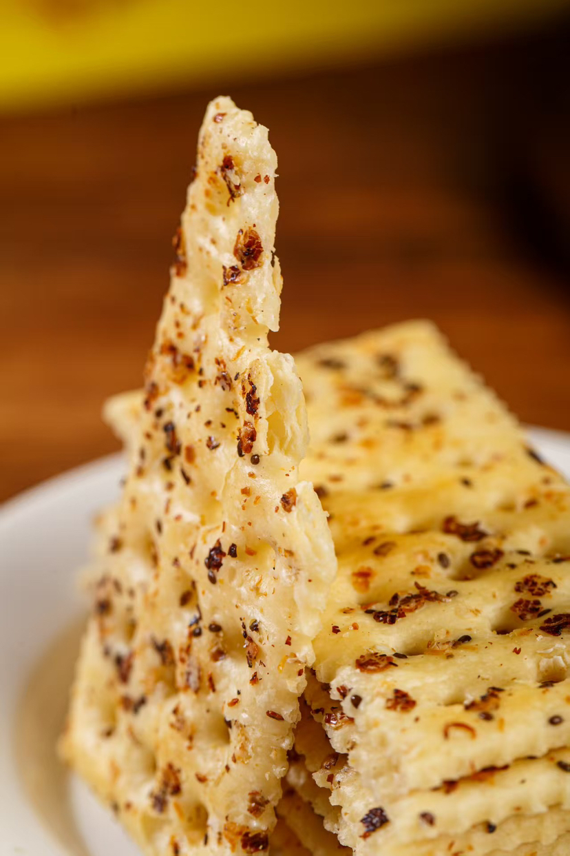 比某姆的还好吃！
黑松露+火腿的神仙搭配，咸香浓郁～
每块饼干上都铺满了奇亚籽，嚼起来嘎嘣脆，越嚼越香！
独立包装，随手塞包里超方便
追剧、加班、野餐…解馋扛饿就靠它！