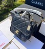 CHANEL香奈儿 金属徽标吊饰装饰 牛皮 邮差包豆腐包手提单肩斜挎包 小号 女款 黑色 商品缩略图0