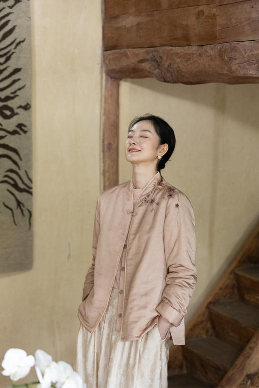 牧衣游原创 丝棉手工刺绣棉衣女新款蓬松保暖炒色V领百搭棉服 卷 商品图5