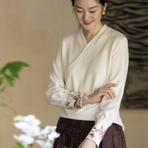 牧衣游原创 机绣绒感T恤女冬季新款柔软亲肤保暖百搭V领上衣 苏格 商品图0