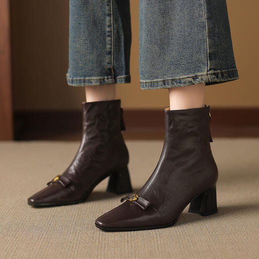 【预售5天】头层羊皮方头复古棕色山茶花小金扣瘦瘦靴真皮加绒女粗跟气质短靴DS&1910 商品图1