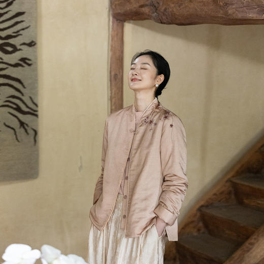 牧衣游原创 丝棉手工刺绣棉衣女新款蓬松保暖炒色V领百搭棉服 卷 商品图0