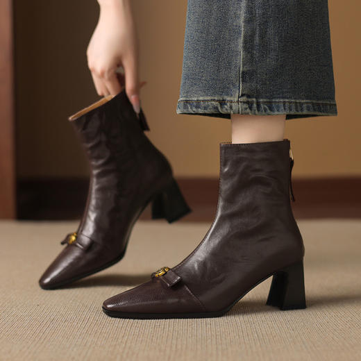 【预售5天】头层羊皮方头复古棕色山茶花小金扣瘦瘦靴真皮加绒女粗跟气质短靴DS&1910 商品图4