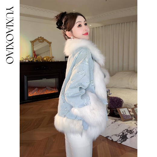 余潇潇【冰蓝蝶梦】轻奢芬兰狐狸毛拼接蝴蝶烧花牛仔翻领鹅绒羽绒服 商品图3