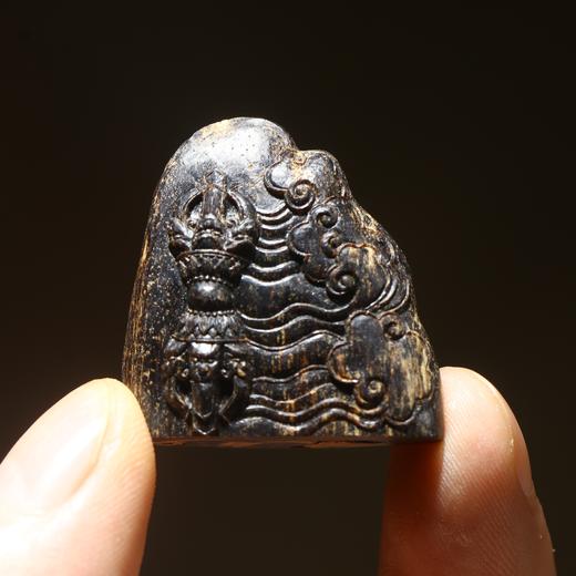 BC.LT9.26-8  东马老料沉水(金刚杵)挂件 ，6.78g 商品图0