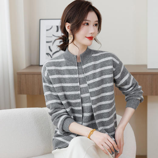 D5—25632025新款妈妈秋装针织外套上衣中老年女春秋毛衣时尚开衫两件套装 商品图1