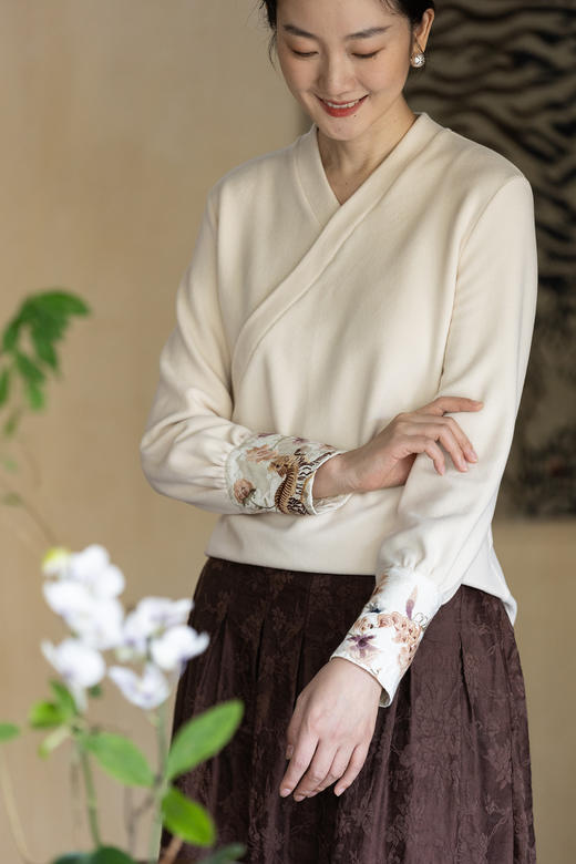 牧衣游原创 机绣绒感T恤女冬季新款柔软亲肤保暖百搭V领上衣 苏格 商品图5