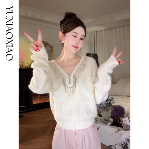 余潇潇【心愿礼赞】重工时尚高级绵羊毛混纺手工缝钻两面穿V领毛衣 商品图3