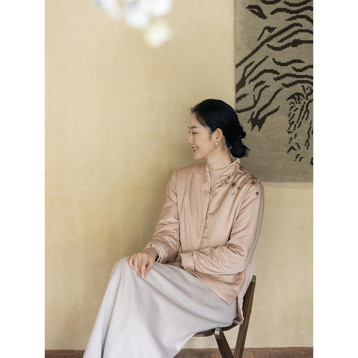 牧衣游原创 丝棉手工刺绣棉衣女新款蓬松保暖炒色V领百搭棉服 卷 商品图2