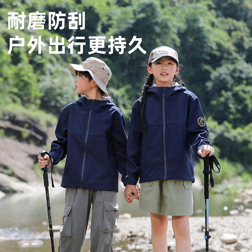 【特妮娜 男女亲子软壳冲锋外套】防水 防风 防磨 抗静电 加宽防风雨帽 防水拉链 双侧拉链口袋 魔术贴袖口 抓绒内里 商品图4