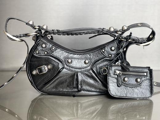 巴黎世家-秋冬新款LeCagole月牙包机车包，抓皱牛皮制作！（CB） 商品图0