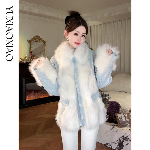 余潇潇【冰蓝蝶梦】轻奢芬兰狐狸毛拼接蝴蝶烧花牛仔翻领鹅绒羽绒服 商品图4