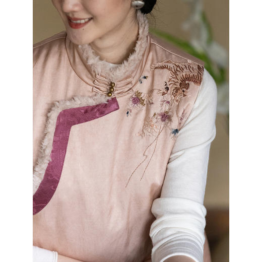 牧衣游原创 丝棉手工刺绣马夹冬季新款蓬松保暖复民族风开衫 山玥 商品图3