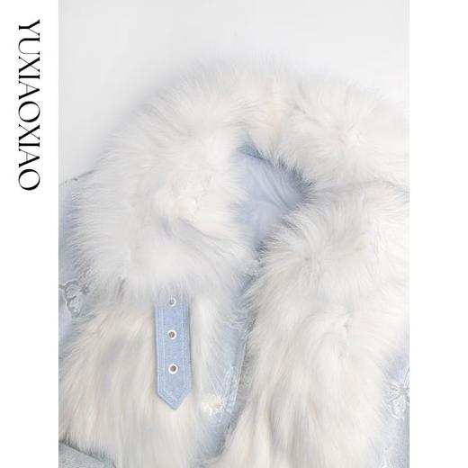 余潇潇【冰蓝蝶梦】轻奢芬兰狐狸毛拼接蝴蝶烧花牛仔翻领鹅绒羽绒服 商品图2