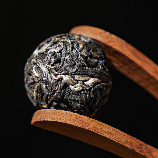 【板山贡茶龙珠】2022年古树春茶，深藏山野密林间的好茶，汤水甜柔，山韵明显，每一粒龙珠均出自非遗制茶人：王天老师 商品图5