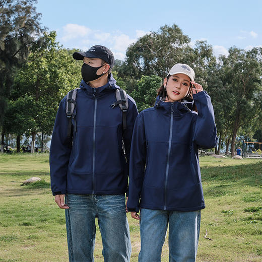 【特妮娜 男女亲子软壳冲锋外套】防水 防风 防磨 抗静电 加宽防风雨帽 防水拉链 双侧拉链口袋 魔术贴袖口 抓绒内里 商品图2