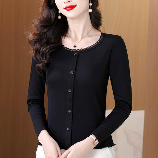 KQL 355H8306纯色花边圆领长袖T恤简约单排扣洋气显瘦上衣 商品图1